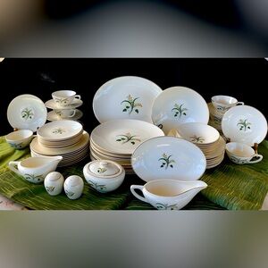 Beautiful 64 Piece Vintage Edwin Knowles 1950’s  China set, Excellent Condition!